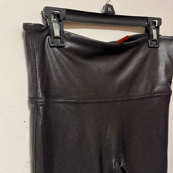 EXCELLENT CONDITION WOMEN’S MEDIUM SPANX BLACK FAUX LEATHER HI-WAISTED LEGGINGS - Picture 10 of 10